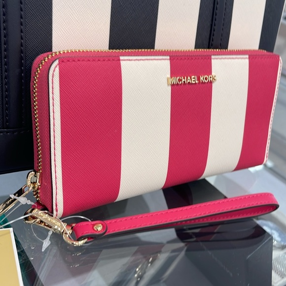 MICHAEL KORS JST
Leather Continental Wristlet Phone Case Wallet
NWT - Picture 2 of 16